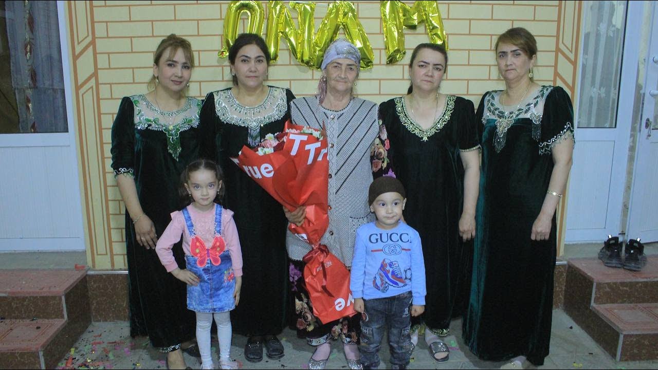 Рӯзи таваллуди Жумагул она, табрик аз номи набераҳо дар деҳаи Оҳалик