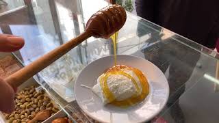 1915'den beri Kaymak yapımı | Sokak Lezzetleri | clotted cream with hunney | Turkish street food Resimi