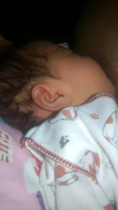 dedek lagi asik Nenen ( breastfeeding time)😘