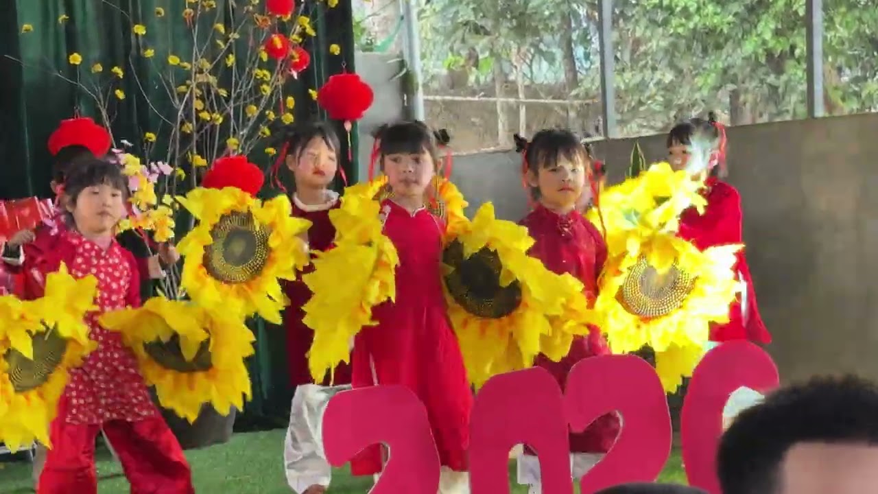 Đồng diễn “Như hoa mùa xuân” lớp 5T điểm trường Trẹo trường mầm non Tú Sơn