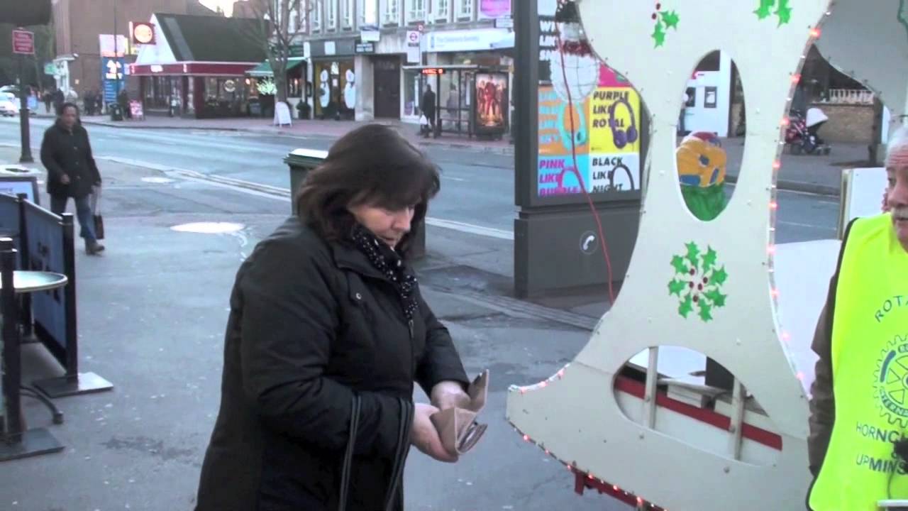 Xmas Sleigh outside COSTCUTTER Upminster Dec 2013 {} YouTube