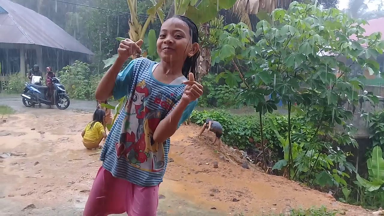 Mandi Hujan Hujanan - YouTube