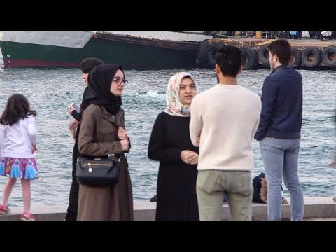 أجنبي في تركيا يريد الدخول في الإسلام شاهد ماذا قال له الأتراك