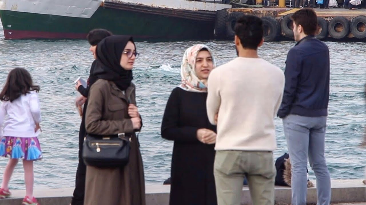 أجنبي في تركيا يريد الدخول في الإسلام / شاهد ماذا قال له الأتراك