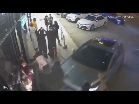 حادث دهس أمام مطعم بطريق الملك فهد ب الرياض