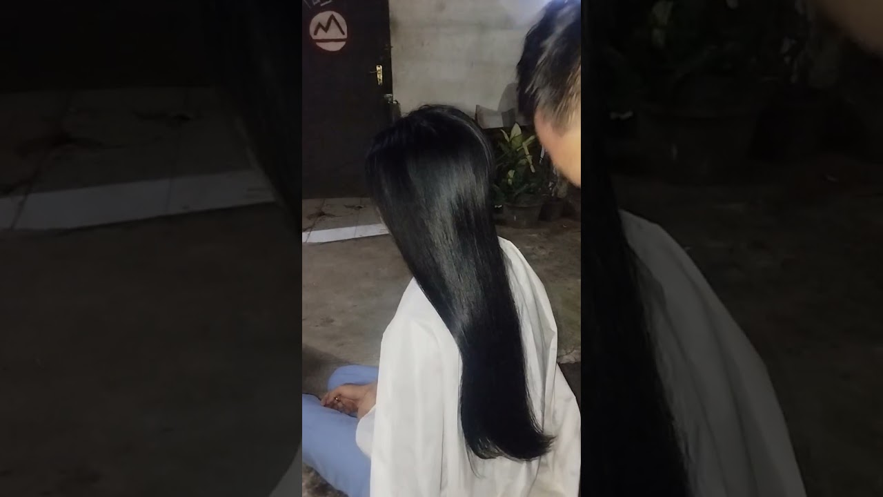 Wanita berambut panjang di potong pendek 