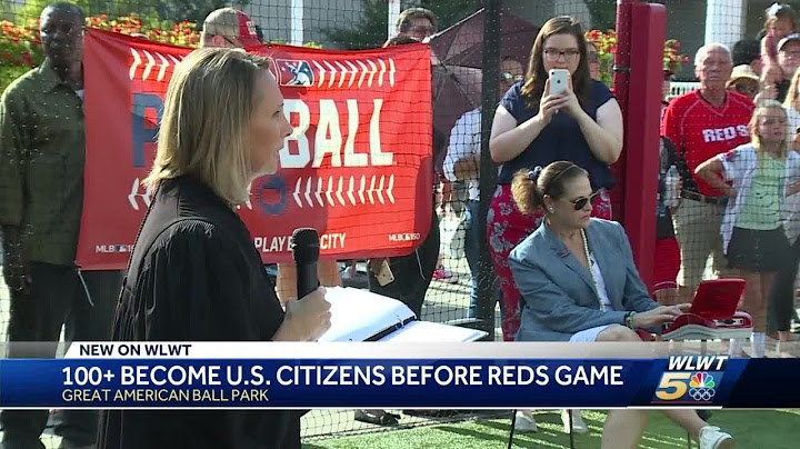 More than 100 people become U.S. citizens before Reds game