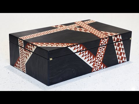 Video: Kolekcia nábytku Inlay zobrazujúca intruzujúce geometrické vzory