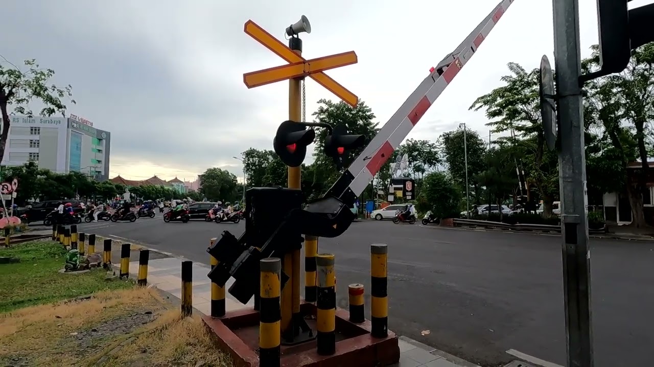 Sirine Ngebut Perlintasan RSI Wonokromo Surabaya