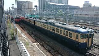 今は無き風景、しなの鉄道115系S3編成「湘南色」の横を通る、しなの鉄道115系S16編成「横須賀色」。