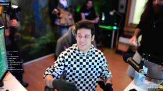 Orkun Işitmak Elraeni̇n Bi̇lgi̇sayarindan Yayin Açiyor Elraen Dünyanin En Aci Bi̇beri̇ni̇ Yemi̇s.