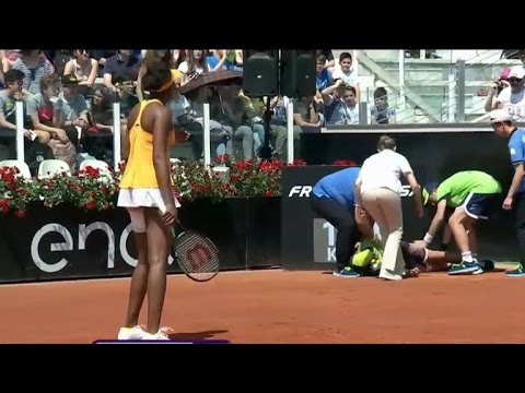 Ball boy passes out during the Italian Open - YouTube