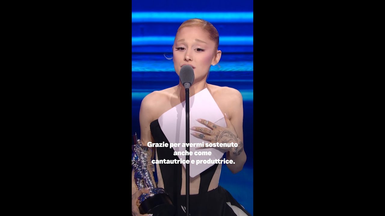 Ariana Grande ritira il premio come "Best Pop" ai VMAs 2025