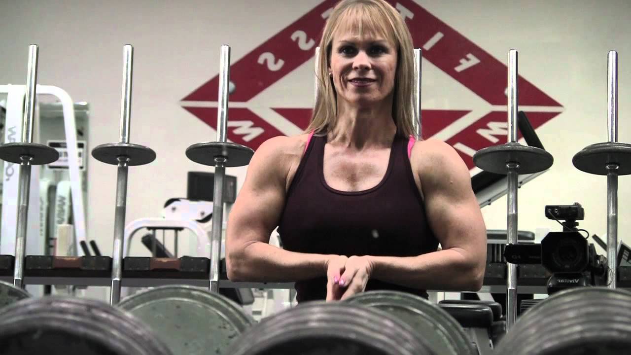 off season chest pump, flexing pecs, female bodybuilder, flexing biceps, po...