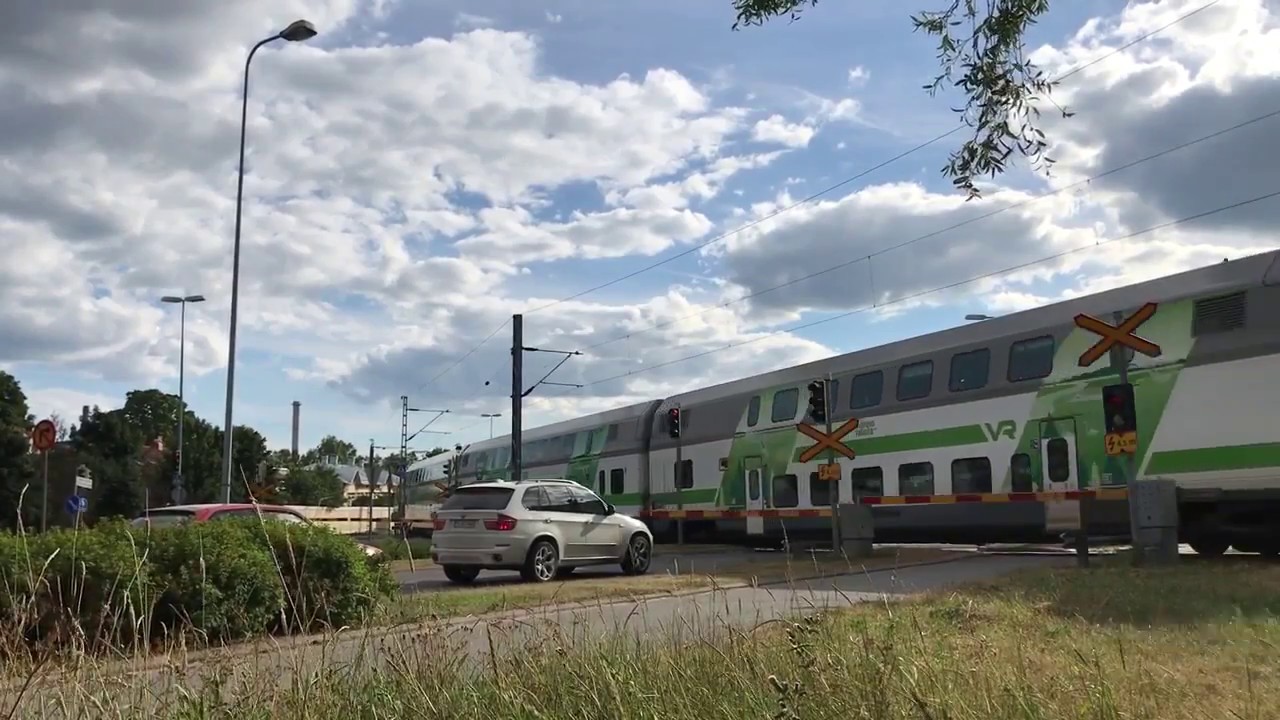 IC-juna Ruissalontien/Pansiontien tasoristeyksessä