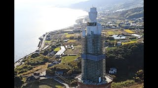 すっぽり覆われた姿も観光名所化　淡路島・大観音像