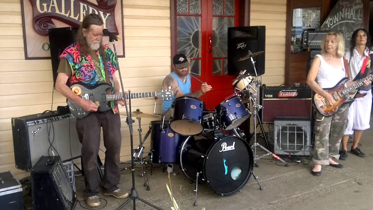 Dr REEFER at Nimbin Mardi GRASS 2011