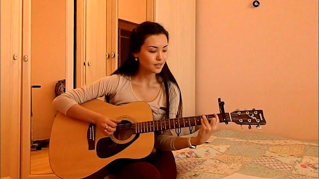 казахская девушка поет. жалгиз жашайбин жолгизмин. девушка поет казахскую песню. казахи поют песню. казахская девушка поет.