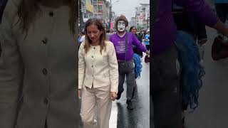 Mimo Yen Trabajando En Los Desfiles De Ecuador