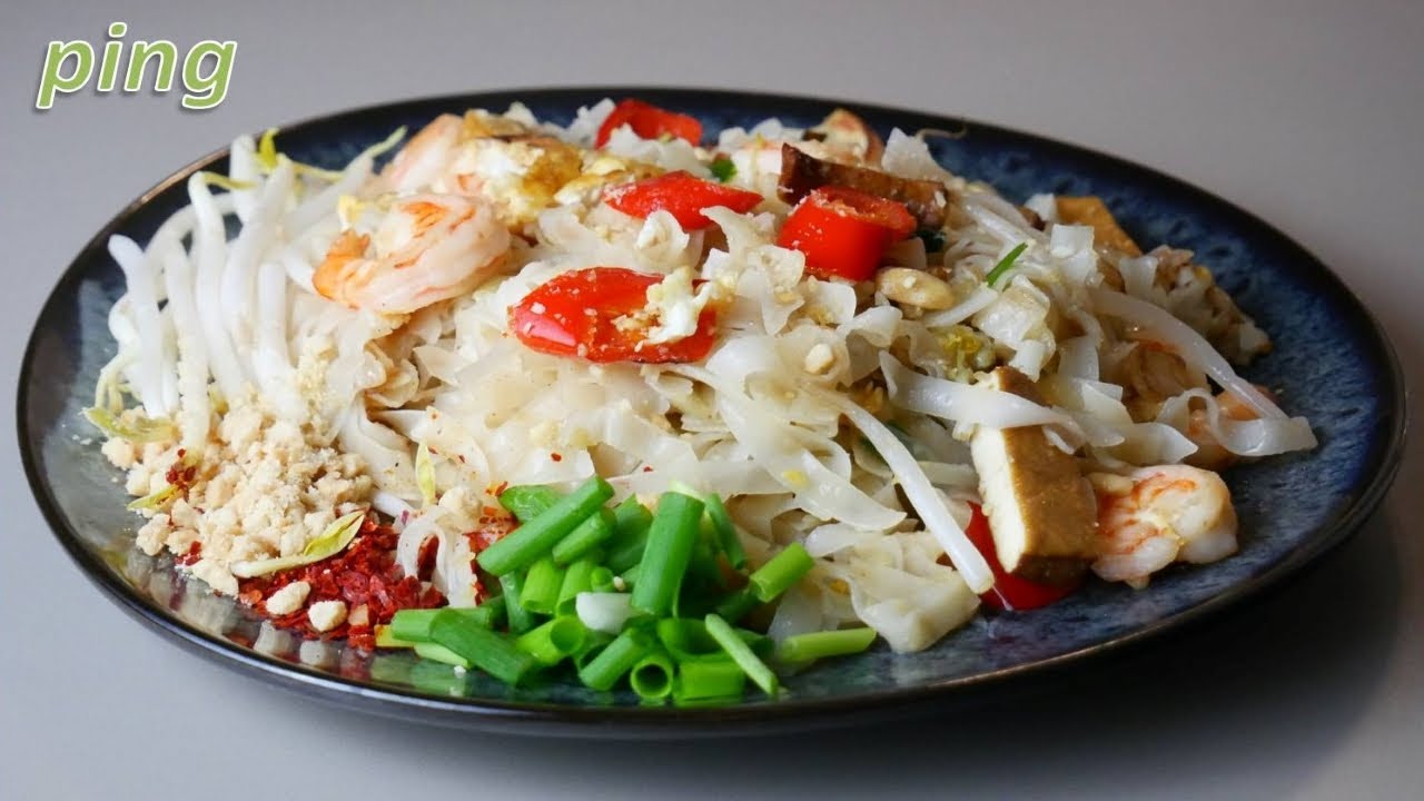 Pad Thai/gebratene Reisbandnudeln ist eines der beliebtesten Gerichte ...