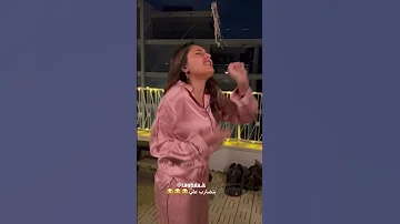 ردة فعل اصدقائها على صوتها 