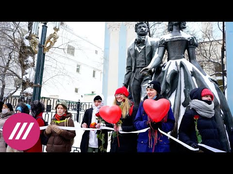 «За женщин, которые страдают»: в Москве и Петербурге сотни девушек выстроились в «цепь солидарности»