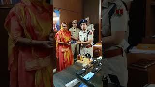 श्रीमती ऋचा तोमर (IPS) ने दीपावली के अवसर पर गुम मोबाईल को ढूंढ कर मालिकों के चेहरे पर झलकी खुशी।