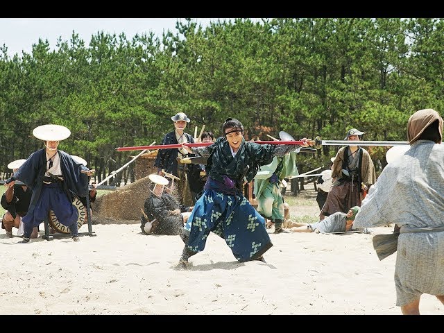 高橋一生が全長3 8mの巨大槍で大立ち回り 鍛え上げた肉体で天下三槍 御手杵 を振るう 引っ越し大名 メイキング映像を公開 Spice エンタメ特化型情報メディア スパイス