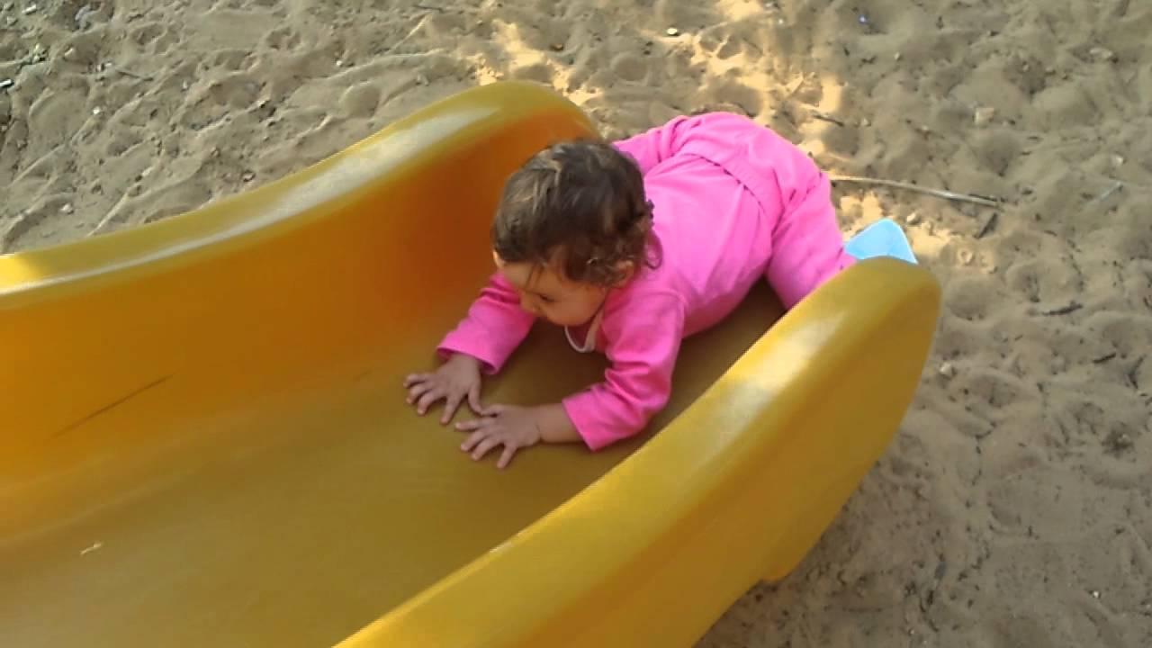 Мири скатывается с горки - YouTube