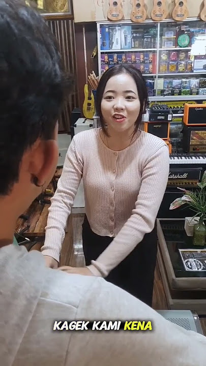 Toko gitar langsung panik pas metik chord lagu viral 😭 #QuenschlessMusik#TokoGitar#GitarLucu#guitar