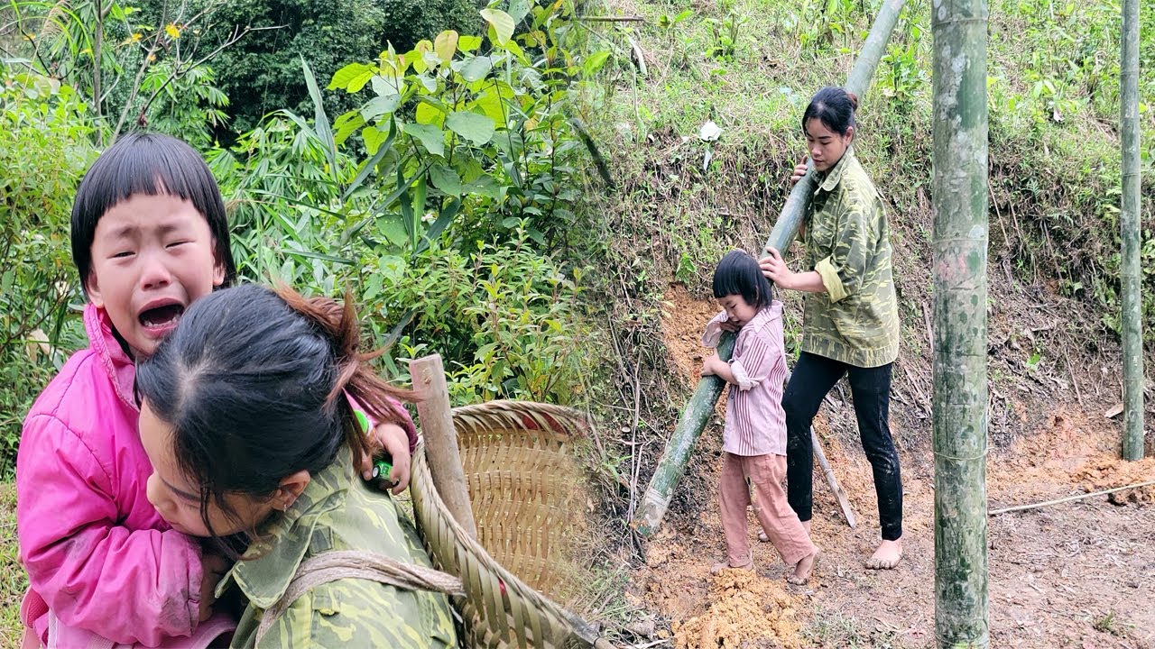 A single mother and child dug the foundation and built a bamboo house ...