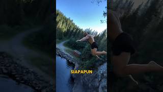 Pria Ini Nekat Melompat Dari Tebing Tinggi Tanpa Pengaman!#shorts #shortsviral