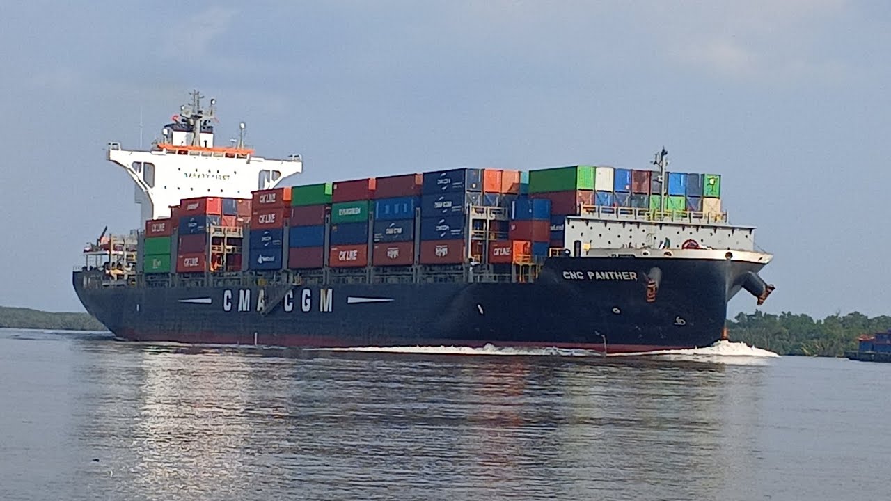 The container ship moved fast and created big waves on the narrow river.