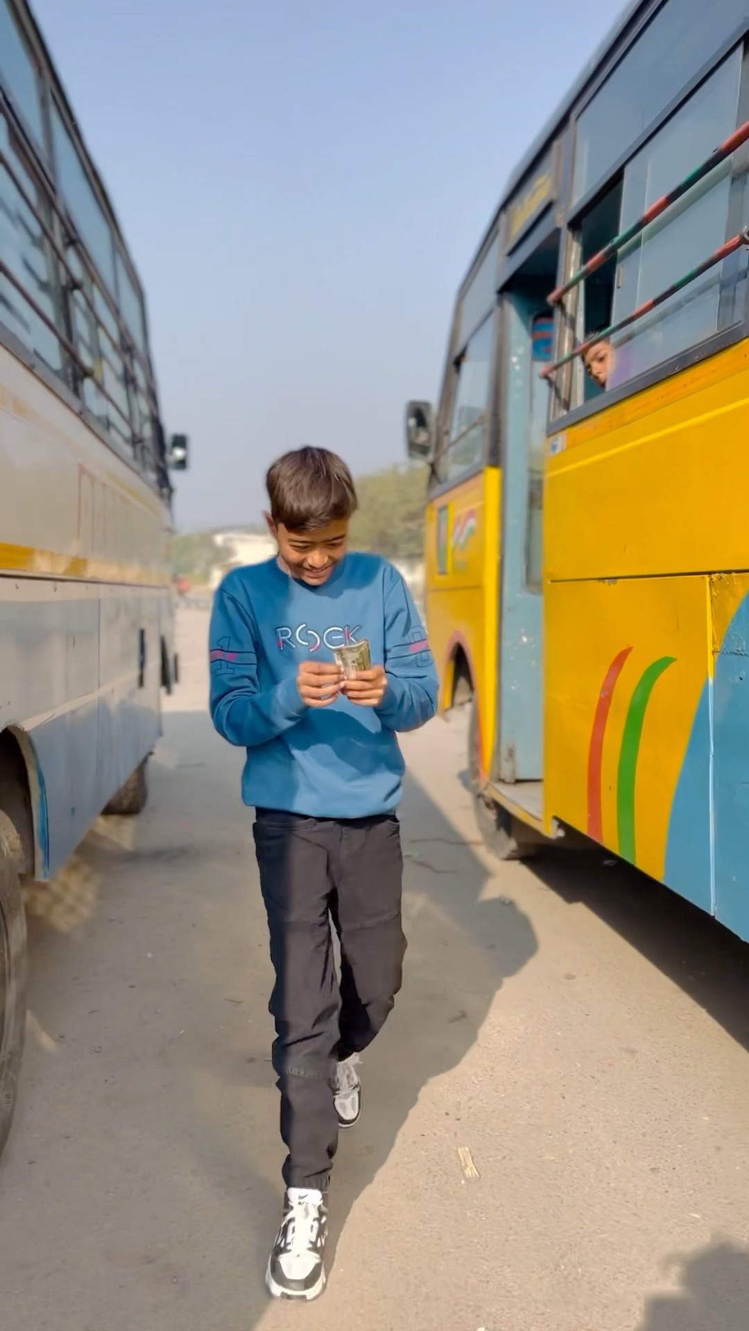 बस में से गिरा सोने का हार ?? #foryou #shortsfeed #explore #suspense #message #becareful #shorts