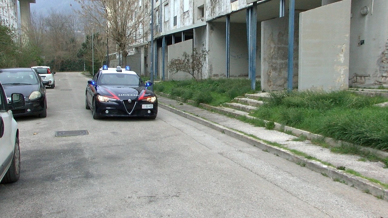 Furti negli alloggi comunali, due giovani arrestati a Valle