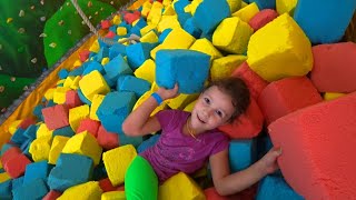 Челлендж ТРЮКИ на Батуте КТО ЛУЧШЕ Прыгает? Вика и Лера в игровом парке для детей! Indoor Playground Челлендж ТРЮКИ на Батуте КТО ЛУЧШЕ Прыгает? Вика и Лера в игровом парке для детей! Indoor Playground