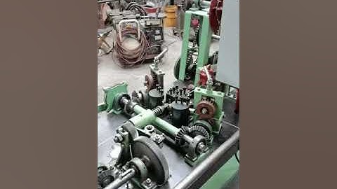 Reverse twisted barbed wire making machine