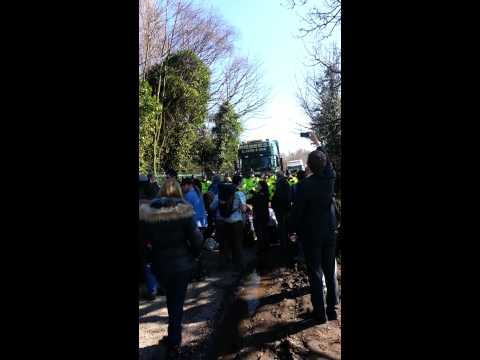 Video: Anti-Fracking-Demonstranten konfrontieren Team Ineos-Bus bei der Tour de Yorkshire