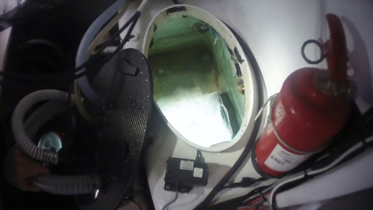 D31 : Kito de Pavant shows us the damages on his keel / Vendée Globe