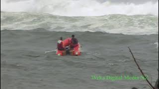 See How a Small Inflatable Crosses a Big Set of Waves at a River Bar