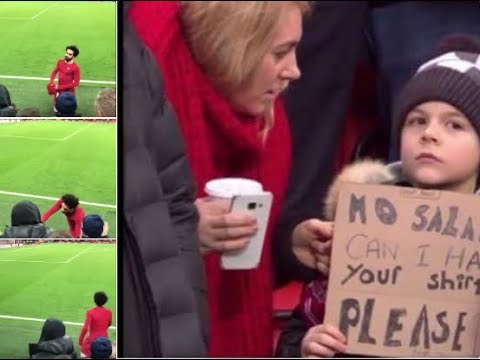 شاهد ماذا فعل محمد صلاح معى طفل في ملعب أنفيلد حمل لافتة يطلب فيها من محمد صلاح قميصه