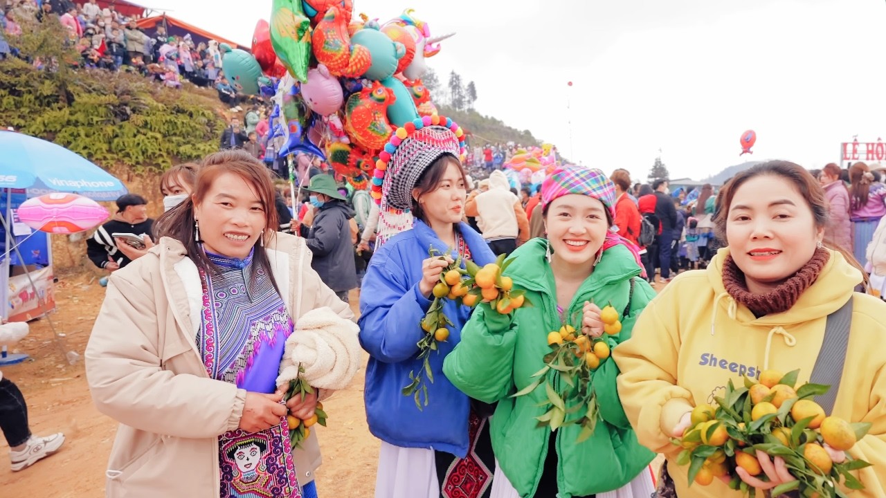 ĐẦU NĂM ĐƯA 2 CHỊ EM BẾP TRÊN BẢN ĐI LỄ HỘI GẦU TÀO BẮT CHỒNG | TUYÊN XINH GÁI