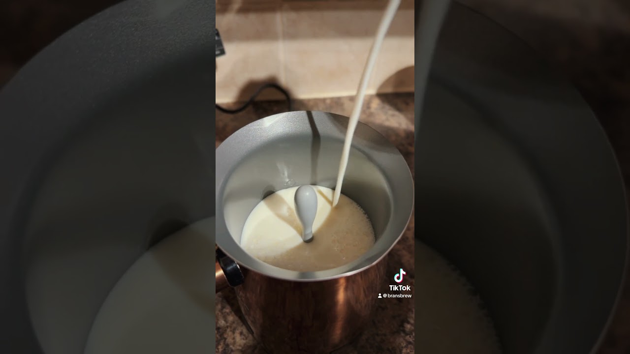 Trying out RAVE coffee’s white chocolate flakes in the velvetiser🍫 