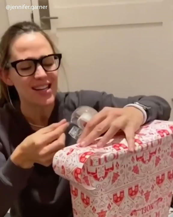jennifer-garner-has-been-keeping-the-christmas-wrapping-game-real