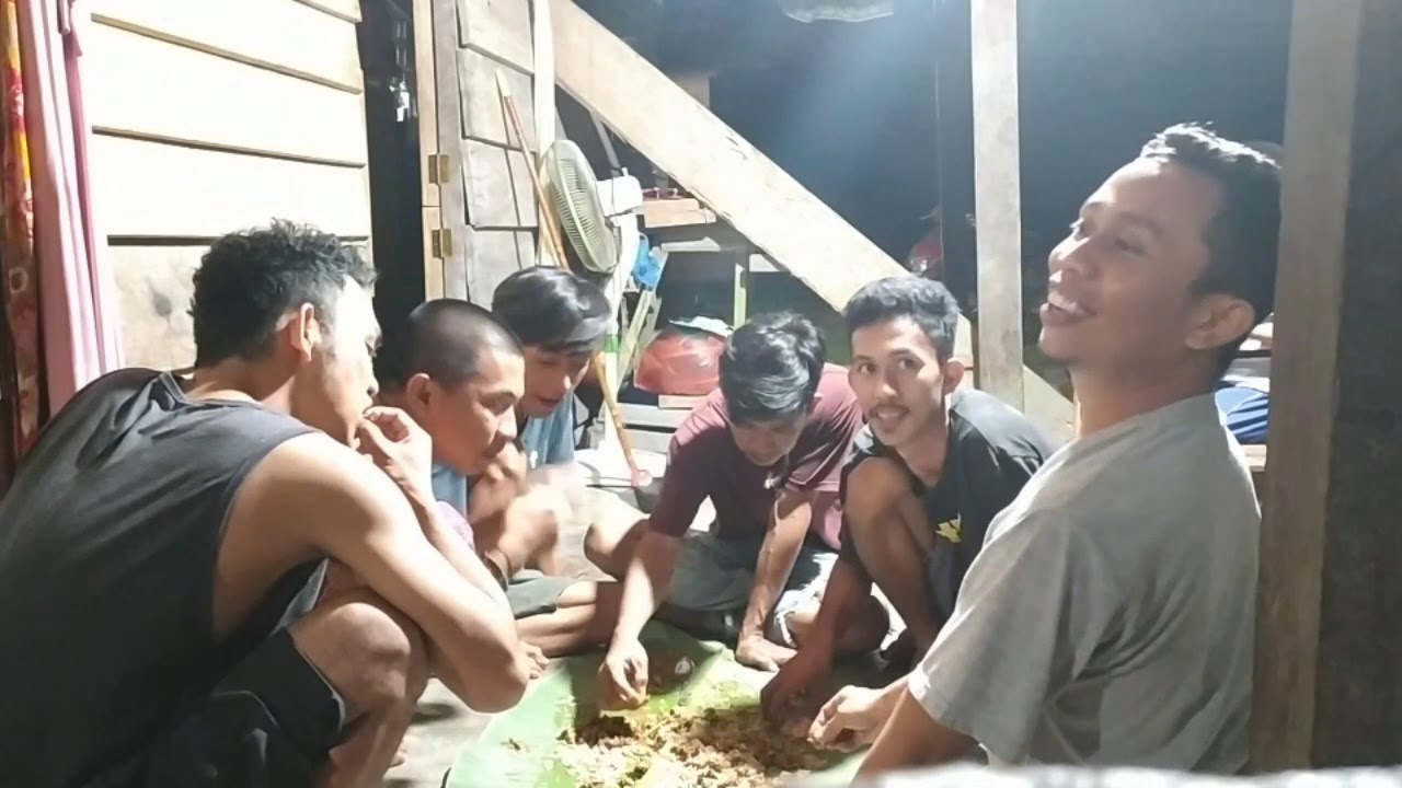 Menyantap salah satu makanan khas yang ada di sulawesi(palakko) 