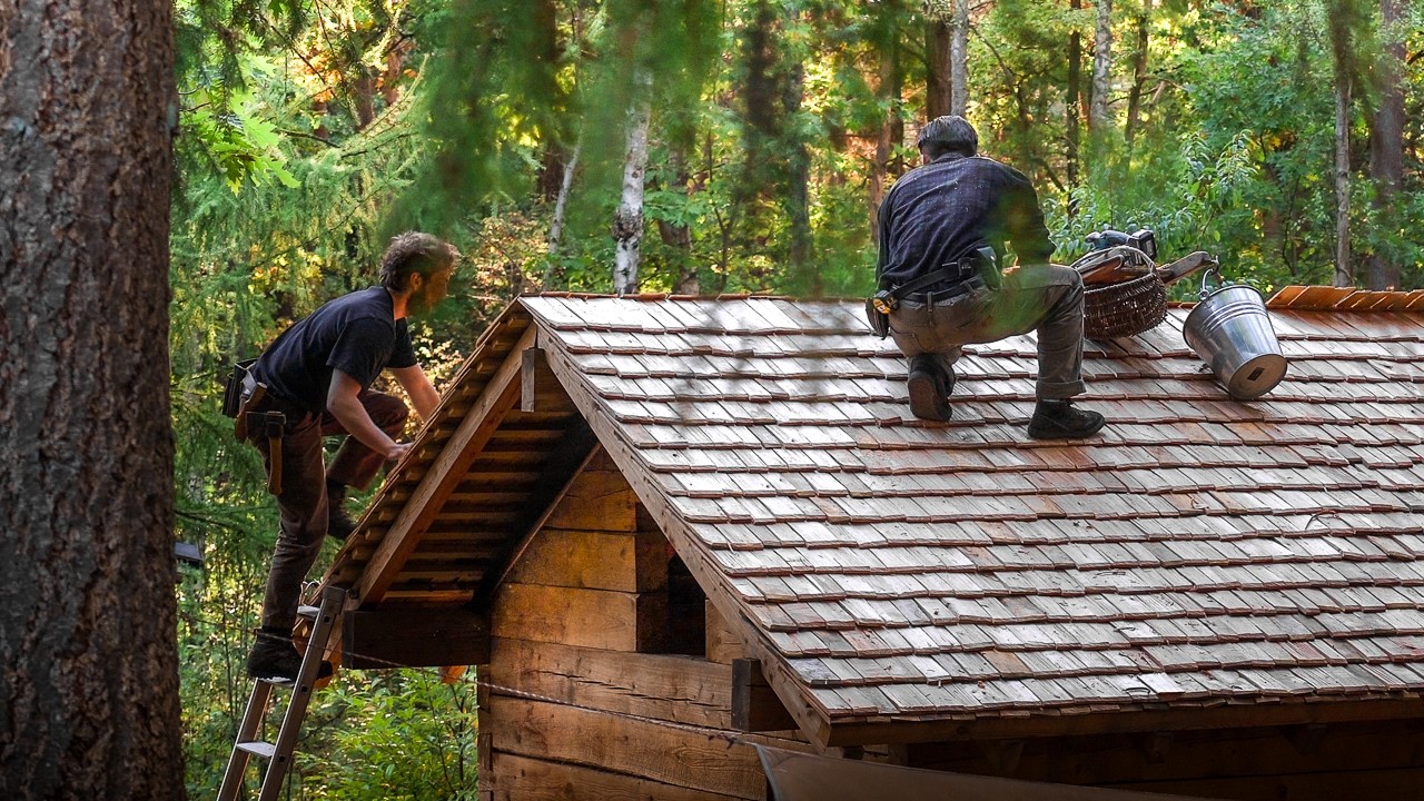 #11 On pose notre toiture en bois, à la main, sans machines