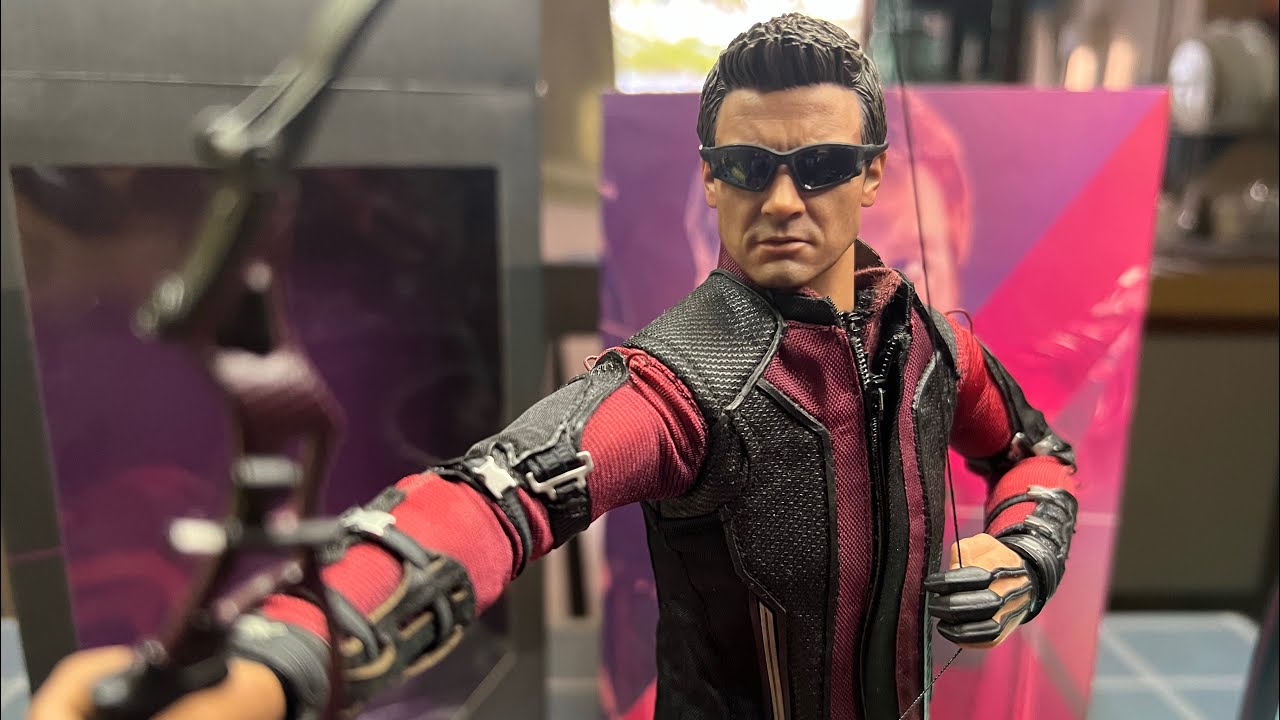 HAWKEYE AGE OF ULTRON by Hot Toys Sixth Scale Figure