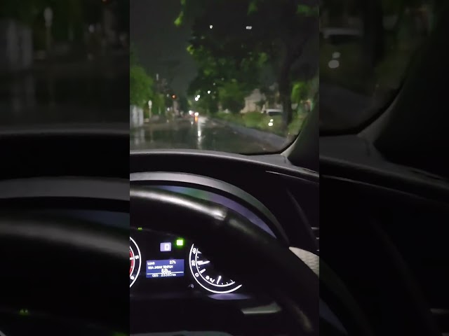 video bawa mobil Inova reborn malam hari saat hujan untuk story wa Ig fb class=