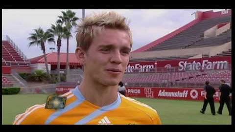 Feature about Stuart Holden and the Dynamo team picture