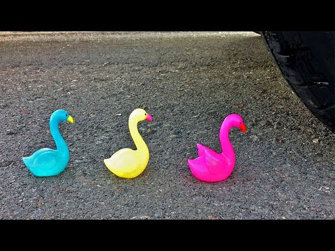 APLASTANDO Cosas Crujientes y Suaves con la Rueda de un Coche 2
